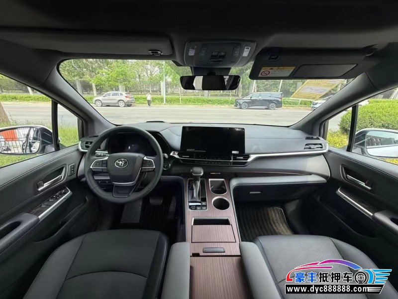 25年丰田格瑞维亚轿车抵押车出售