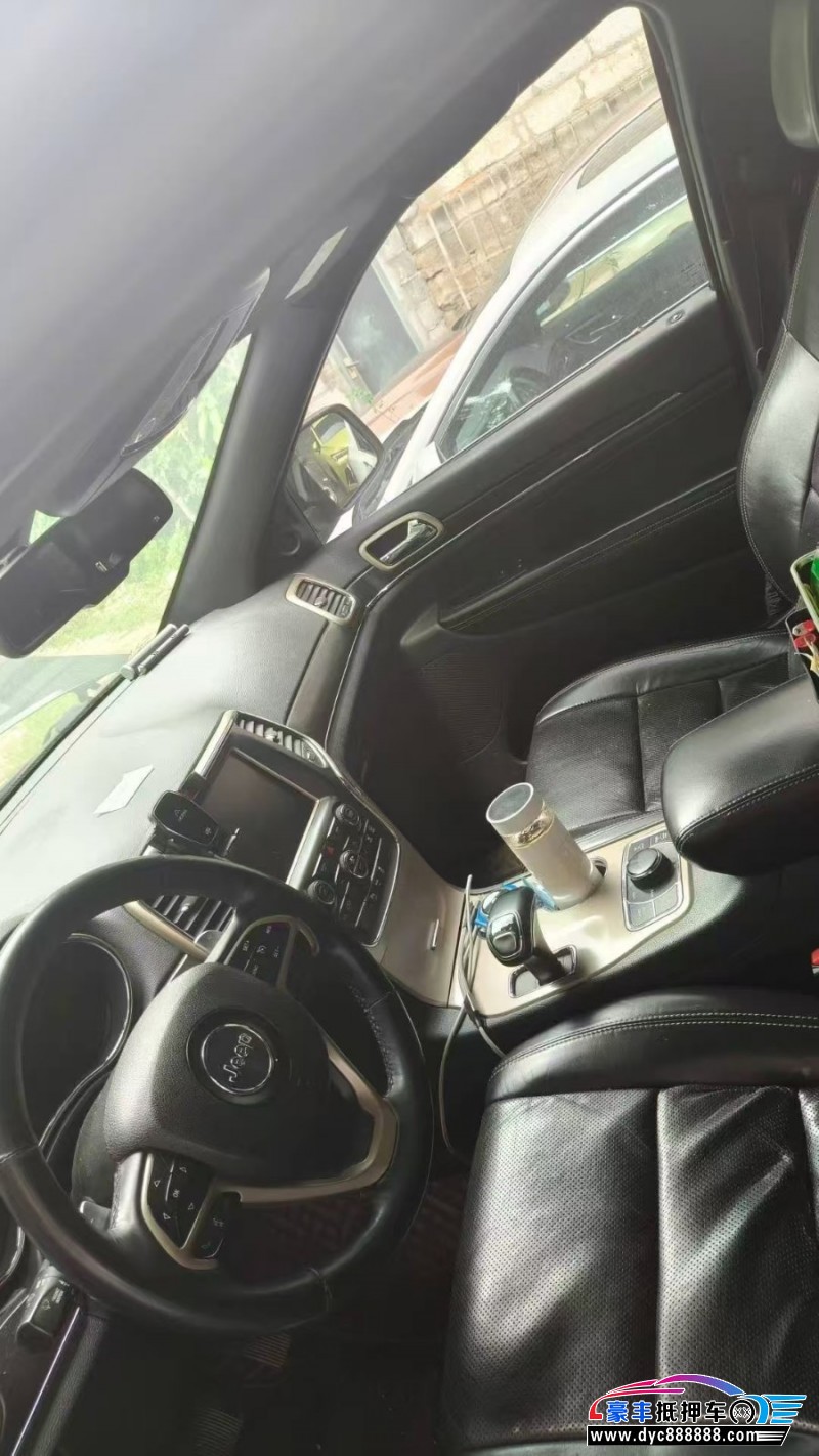 15年Jeep大切诺基轿车抵押车出售