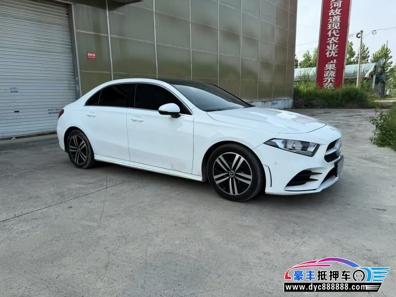 19年奔驰A轿车抵押车出售