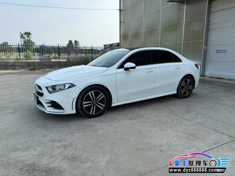 19年奔驰A轿车抵押车出售