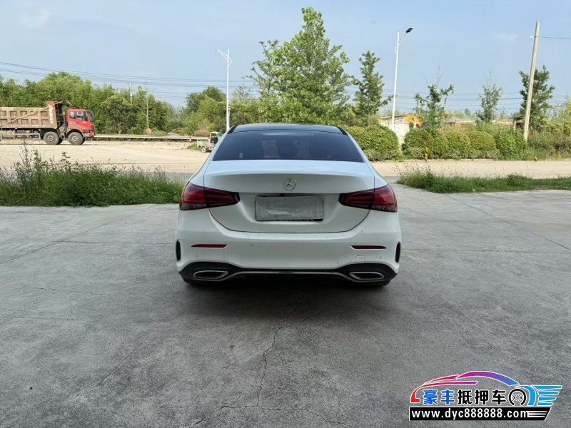 19年奔驰A轿车抵押车出售
