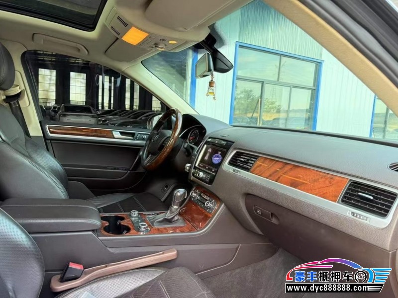 13年大众途锐轿车抵押车出售