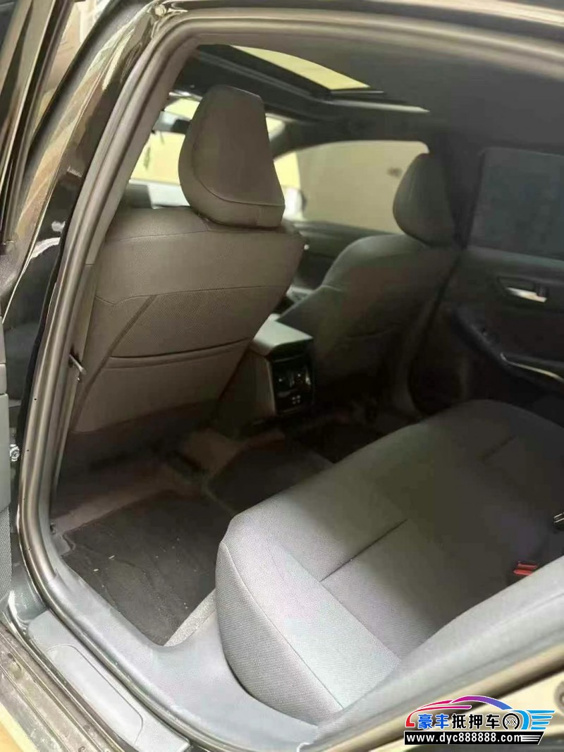 25年丰田亚洲龙轿车抵押车出售