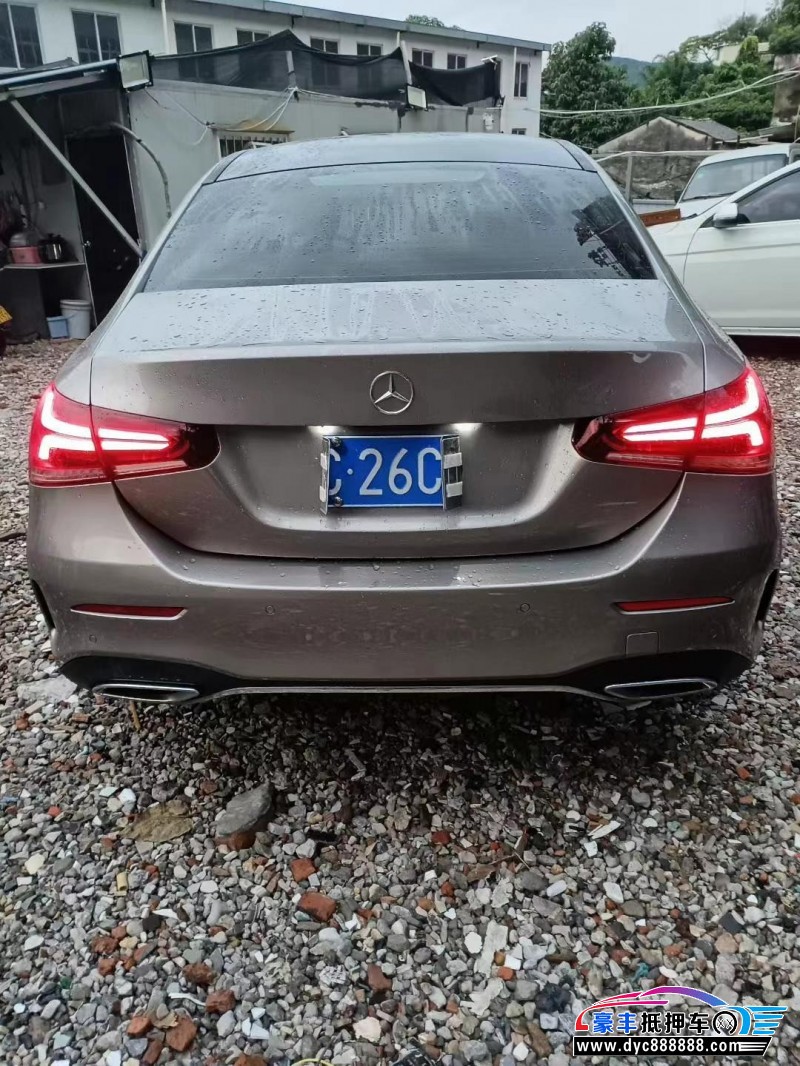 19年奔驰A轿车抵押车出售