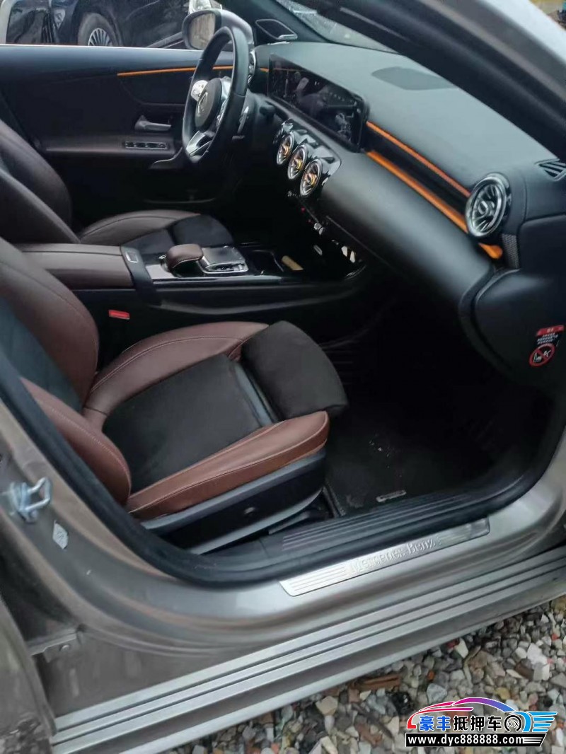 19年奔驰A轿车抵押车出售