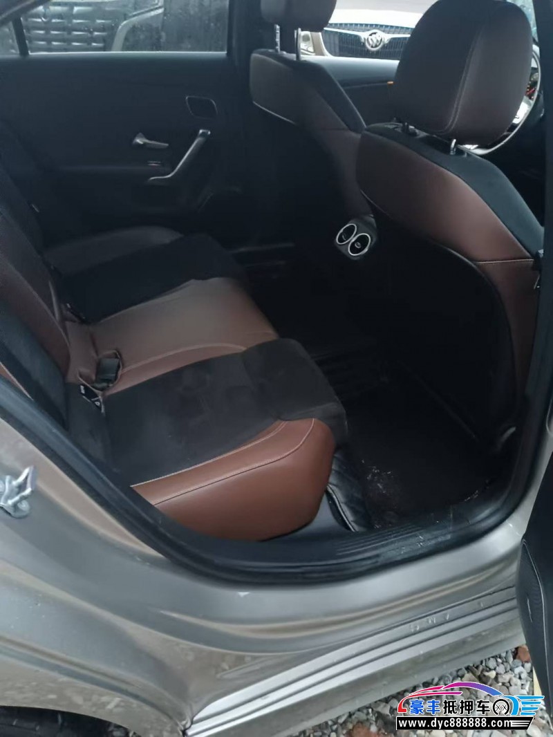 19年奔驰A轿车抵押车出售