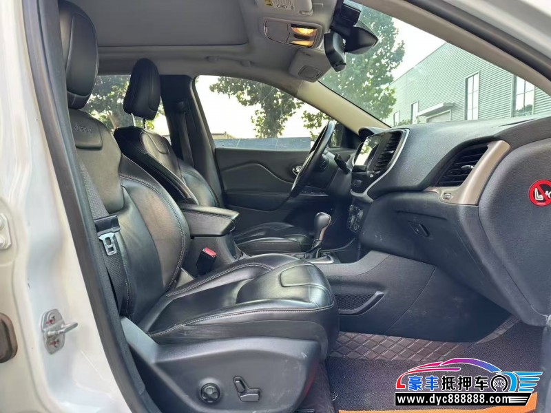 16年Jeep自由光轿车抵押车出售