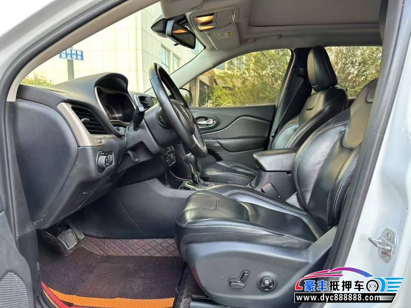 16年Jeep自由光轿车抵押车出售