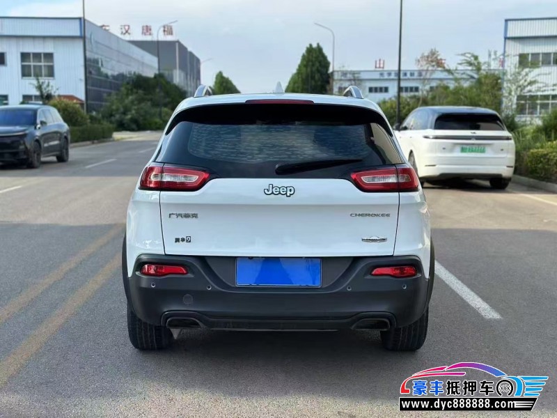 16年Jeep自由光轿车抵押车出售