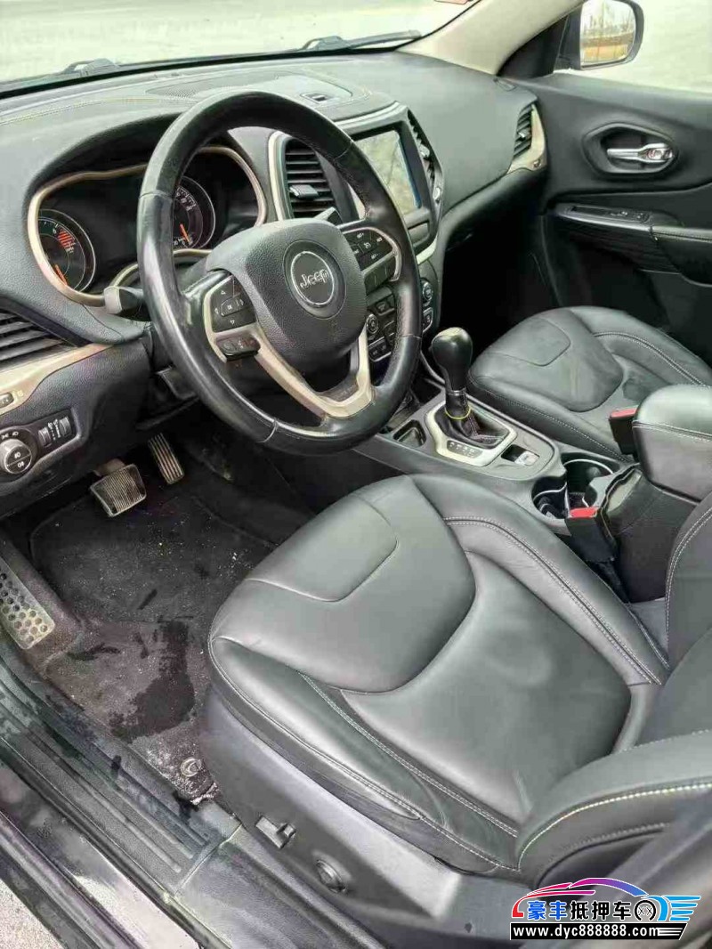 16年Jeep自由光轿车抵押车出售