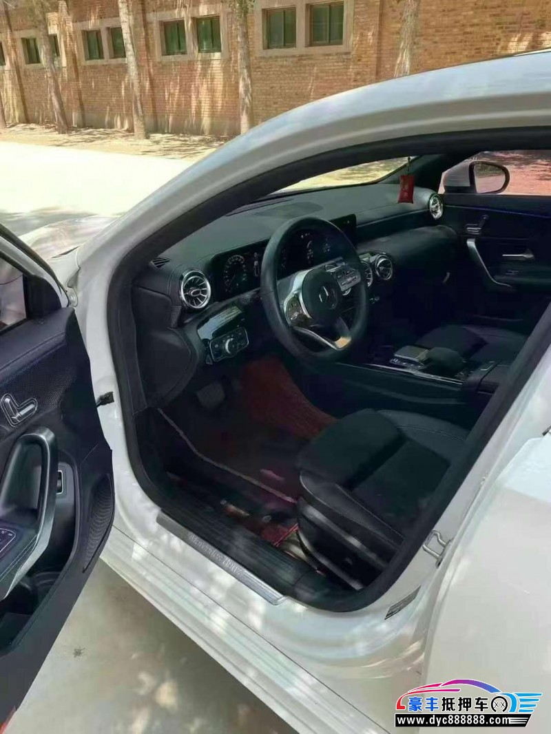 21年奔驰A轿车抵押车出售