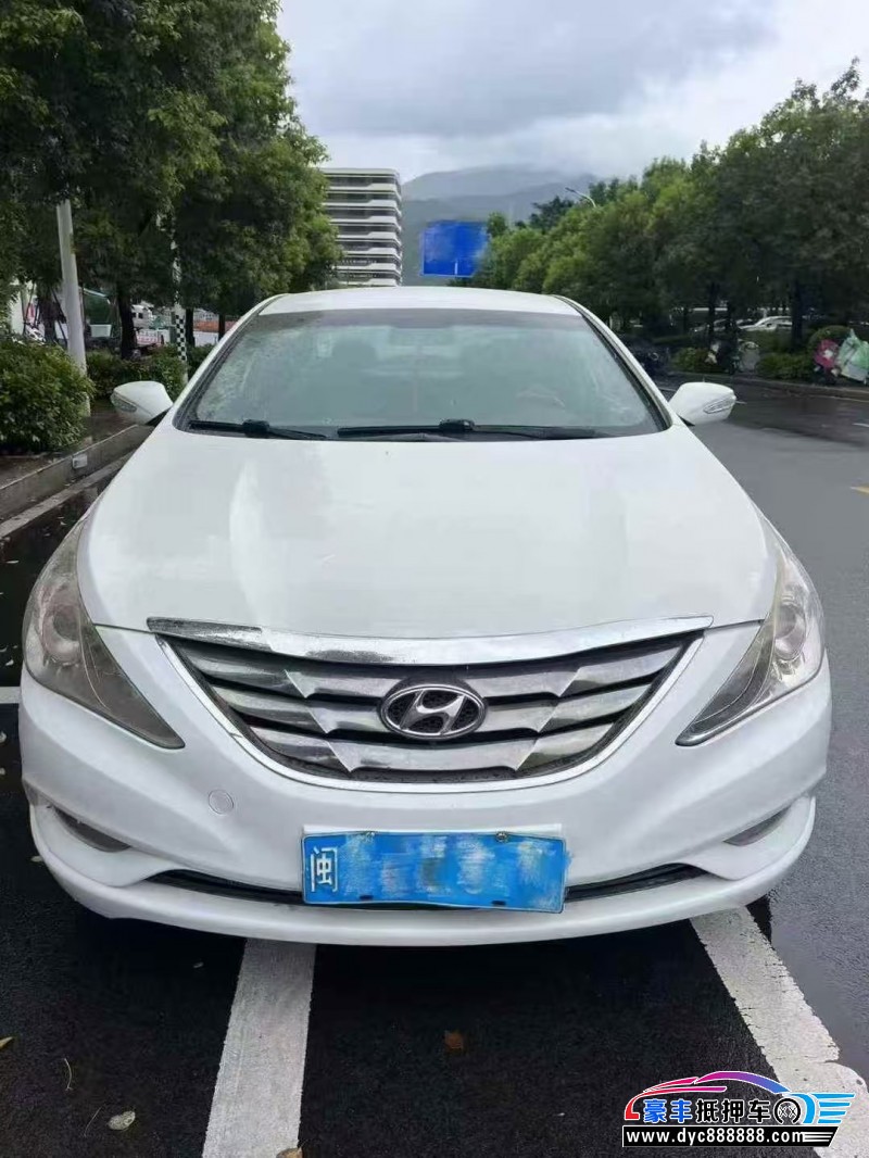 13年现代索纳塔八轿车