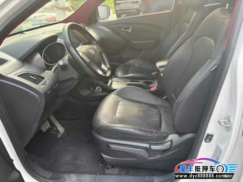 13年现代ix35轿车抵押车出售