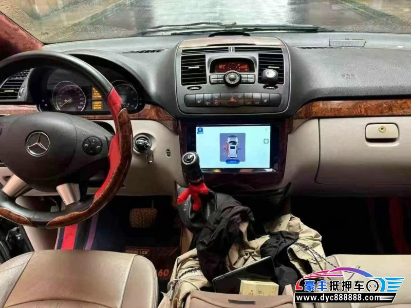 13年奔驰唯雅诺轿车抵押车出售