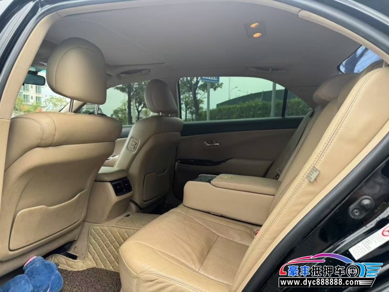 11年丰田皇冠轿车抵押车出售