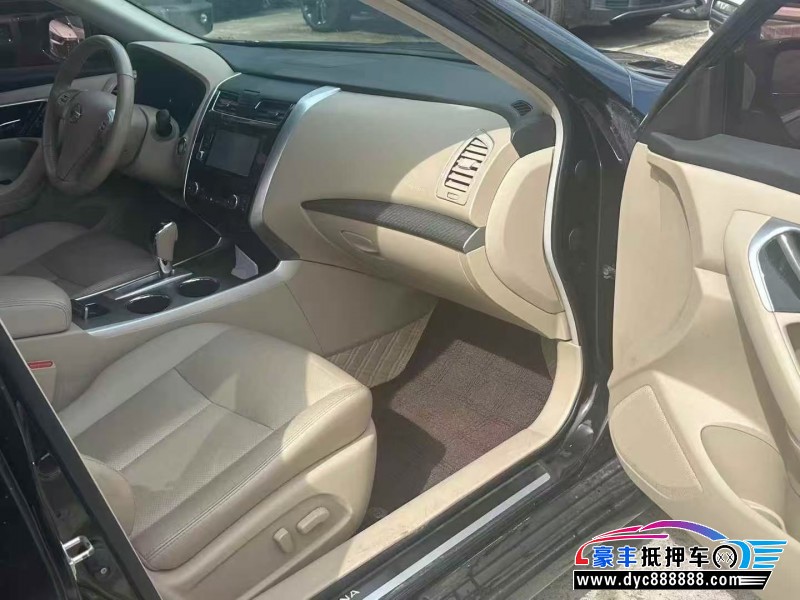 17年日产天籁轿车抵押车出售