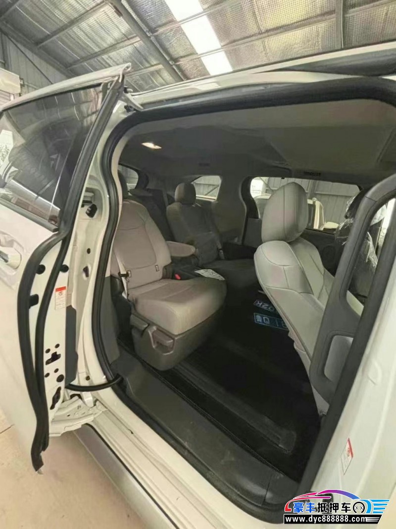 25年丰田格瑞维亚轿车抵押车出售