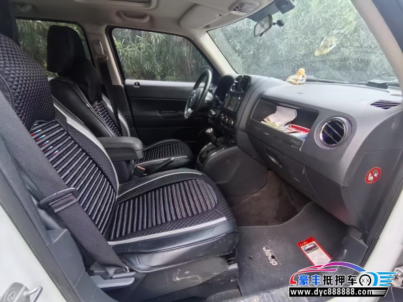 15年Jeep自由客轿车抵押车出售