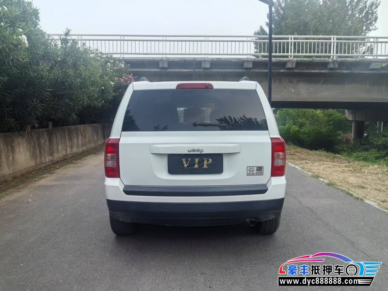 15年Jeep自由客轿车抵押车出售