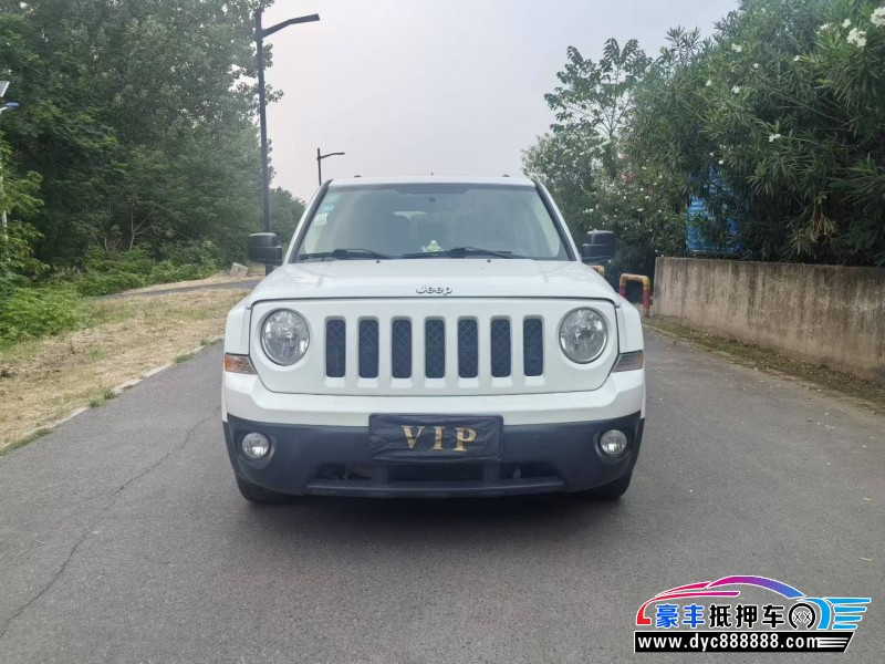 15年Jeep自由客轿车抵押车出售