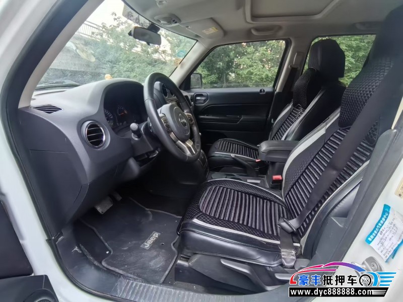 15年Jeep自由客轿车抵押车出售