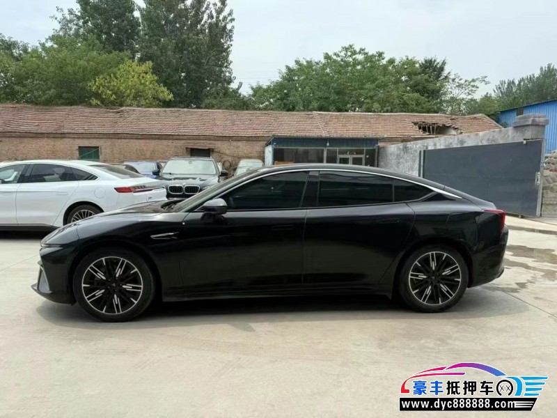 24年哪吒S轿车抵押车出售