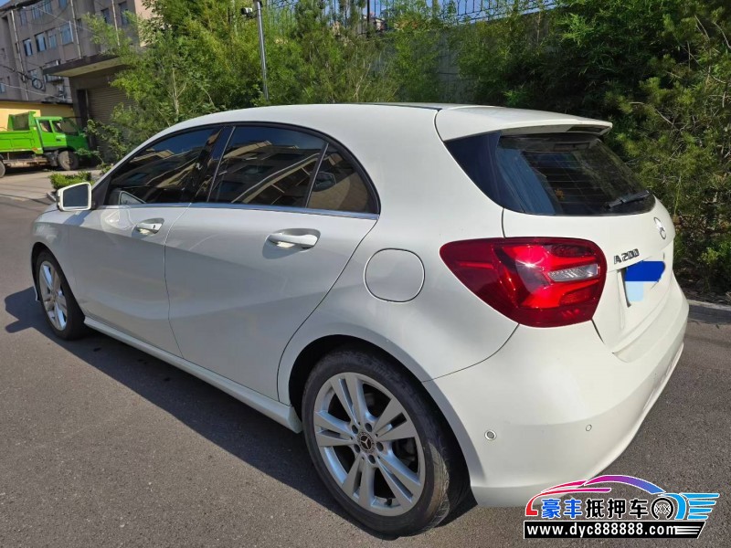 19年奔驰A级轿车抵押车出售