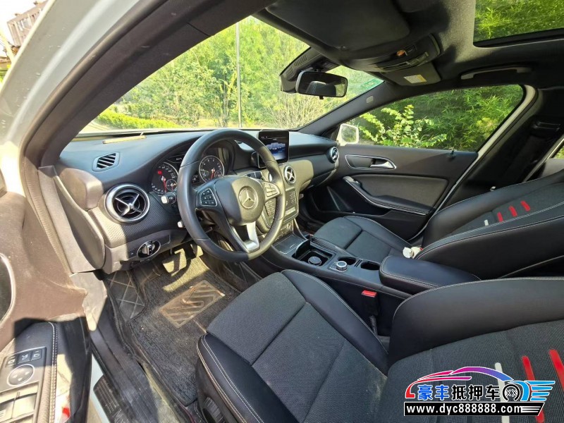 19年奔驰A级轿车抵押车出售