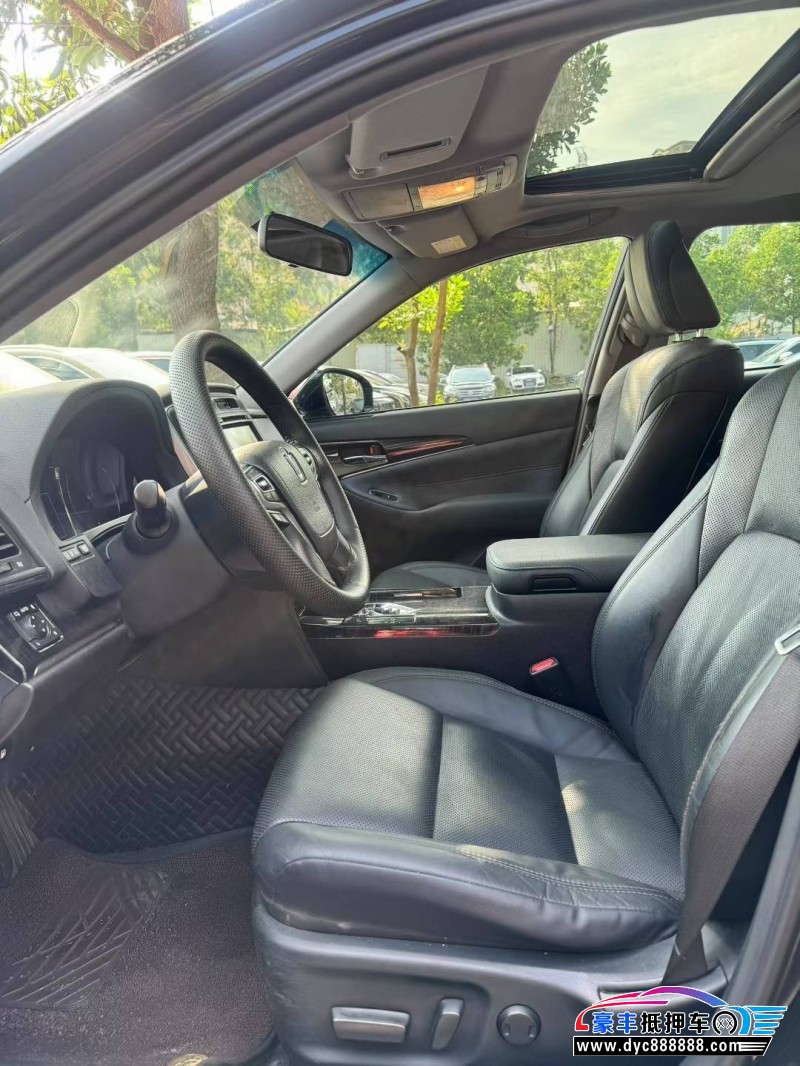 17年丰田皇冠轿车抵押车出售