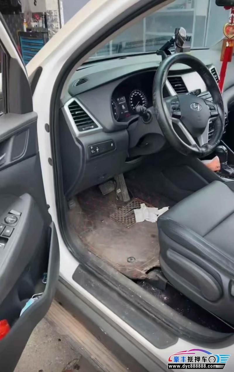 17年现代途胜轿车抵押车出售