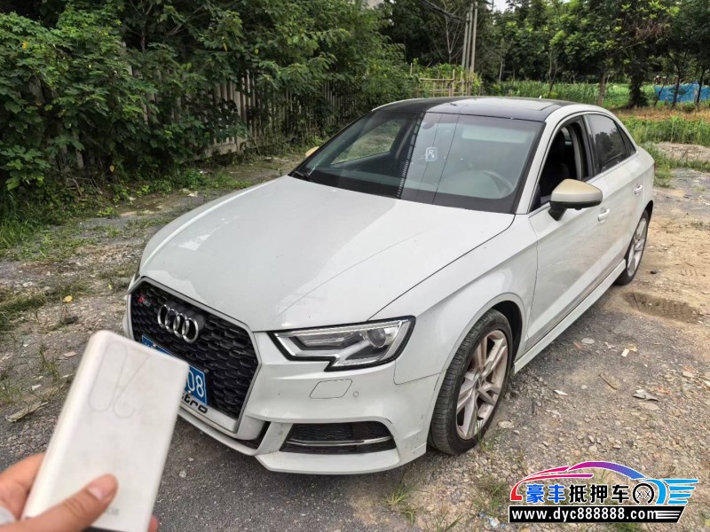 抵押车出售18年奥迪A3轿车
