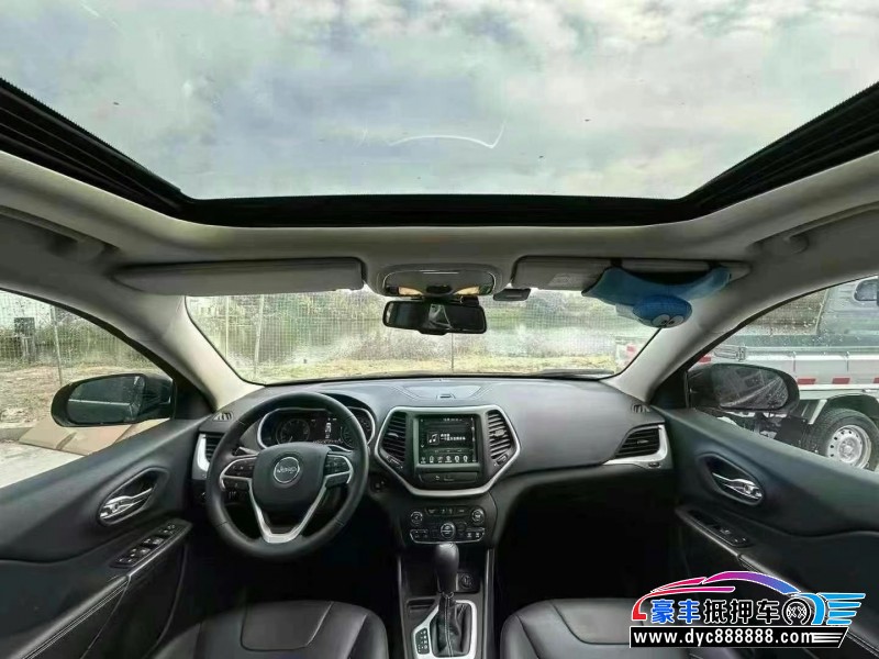 20年Jeep自由光轿车抵押车出售