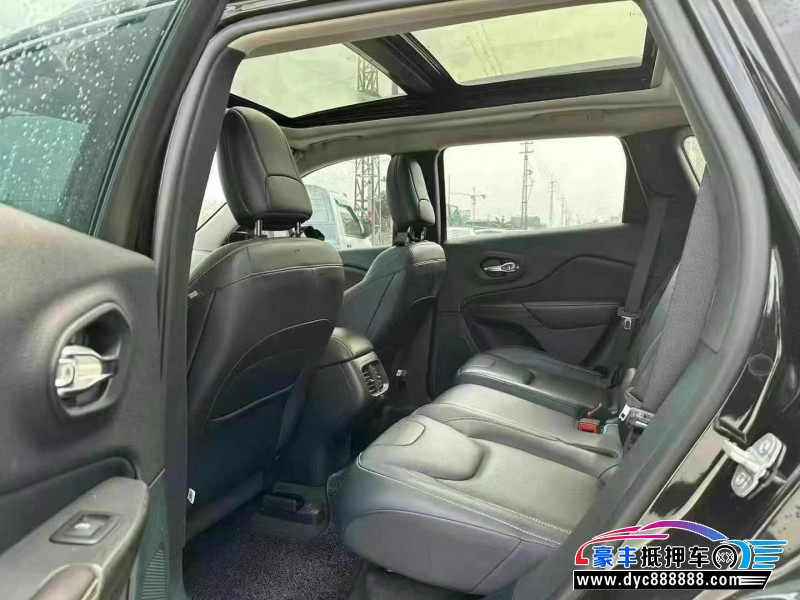 20年Jeep自由光轿车抵押车出售