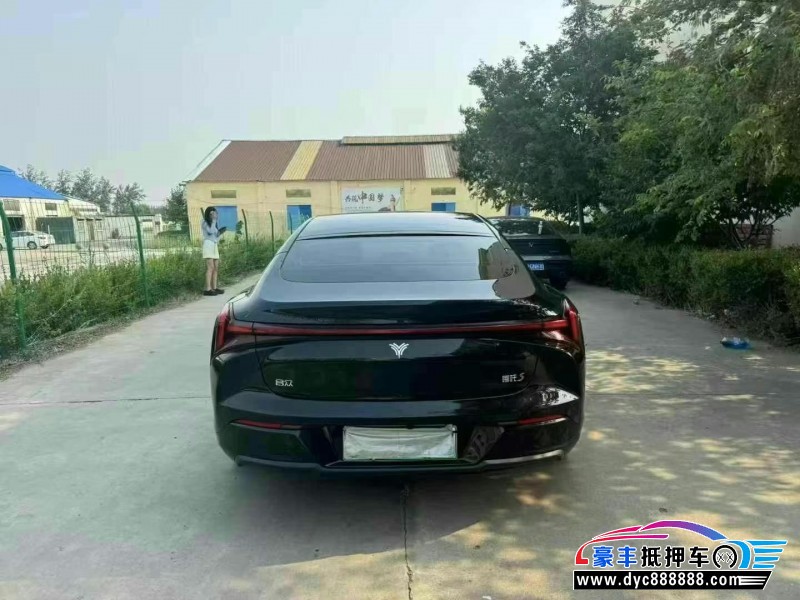 24年哪吒S轿车抵押车出售