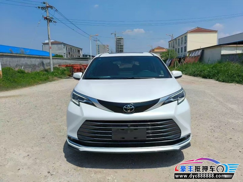 抵押车出售25年丰田塞纳轿车