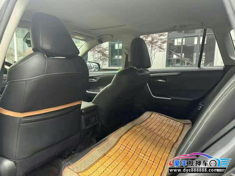 22年丰田RAV4轿车抵押车出售