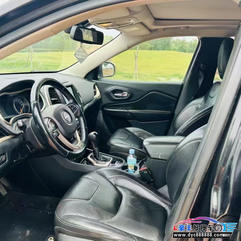 17年Jeep自由光轿车抵押车出售