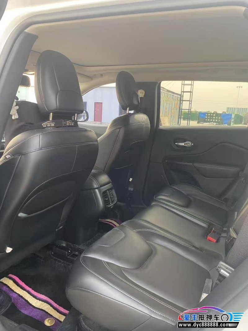 17年Jeep自由光轿车抵押车出售