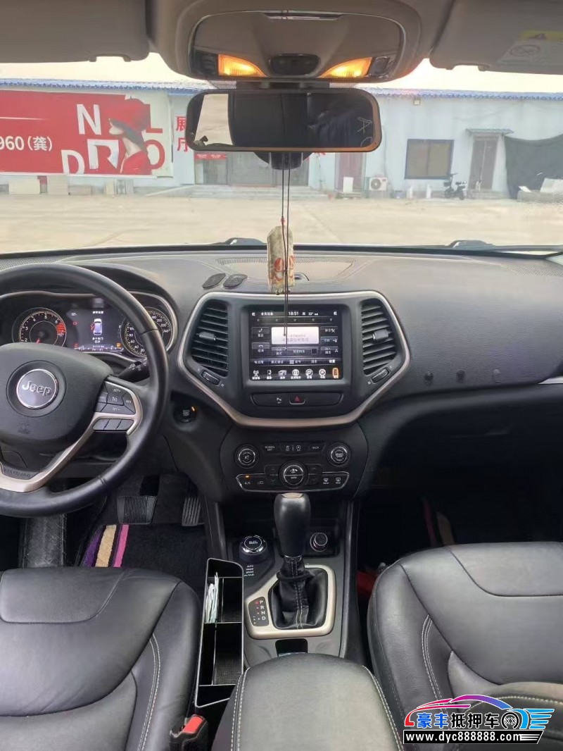 17年Jeep自由光轿车抵押车出售