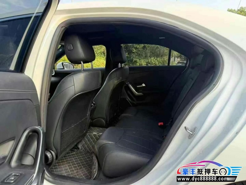 22年奔驰A轿车抵押车出售