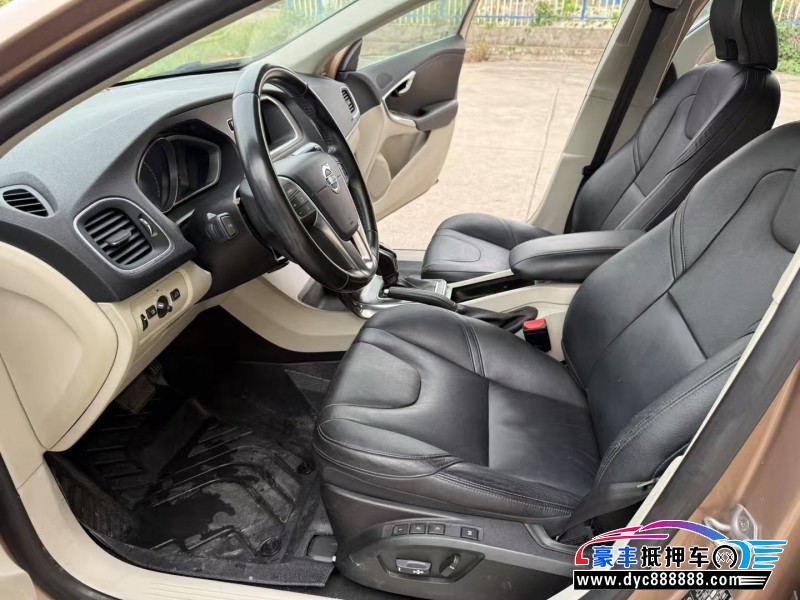 15年沃尔沃V40轿车抵押车出售