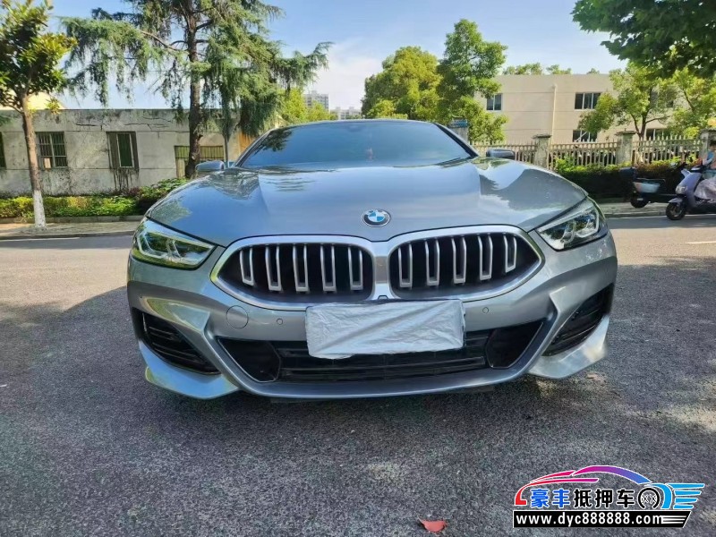 抵押车出售24年宝马8系轿车