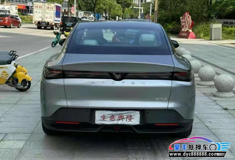 25年极狐阿尔法S轿车抵押车出售