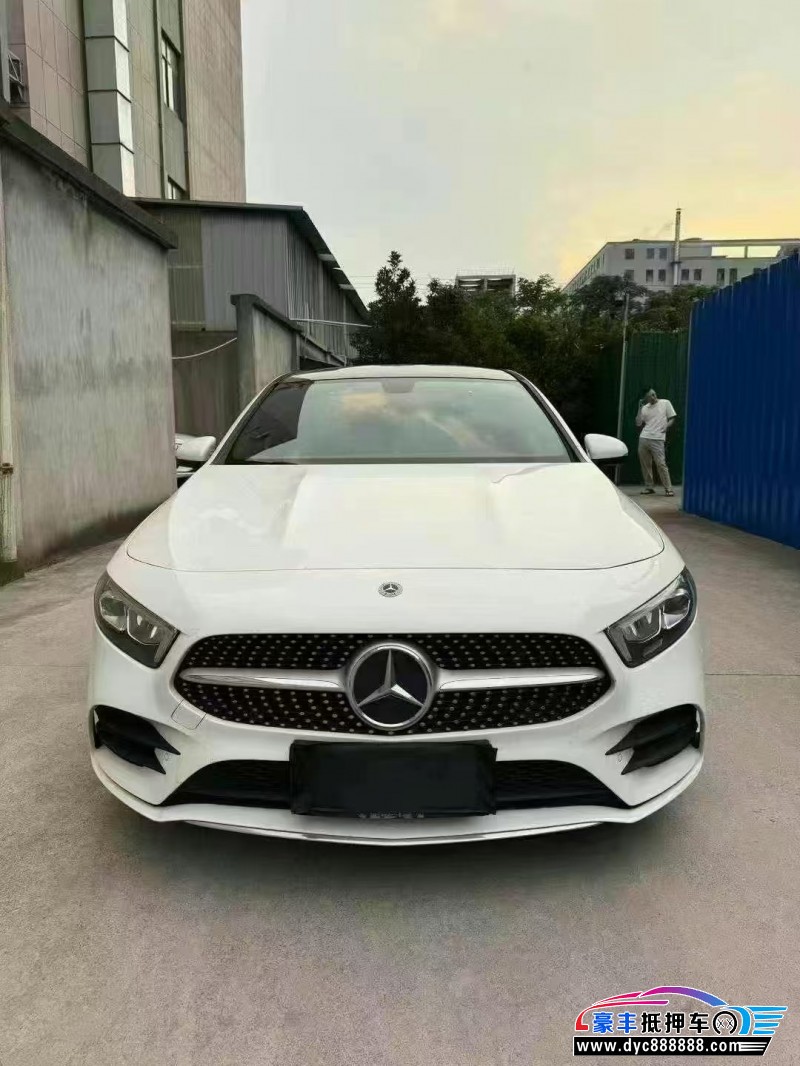 21年奔驰A轿车抵押车出售