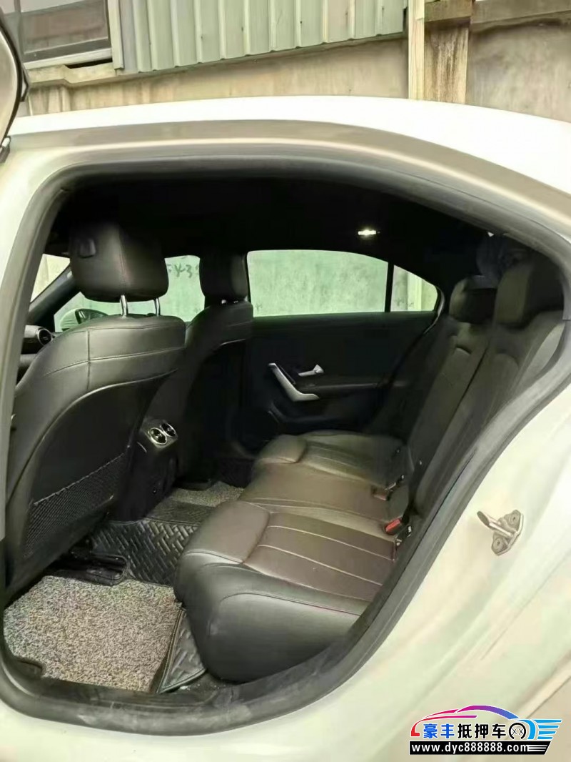 21年奔驰A轿车抵押车出售