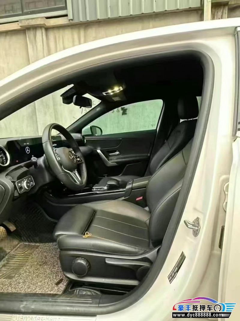 21年奔驰A轿车抵押车出售