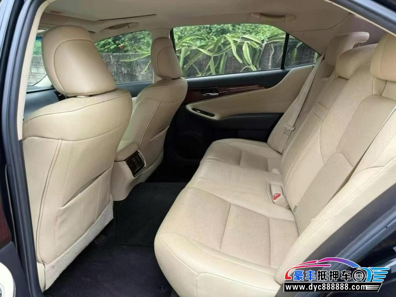 16年丰田皇冠轿车抵押车出售