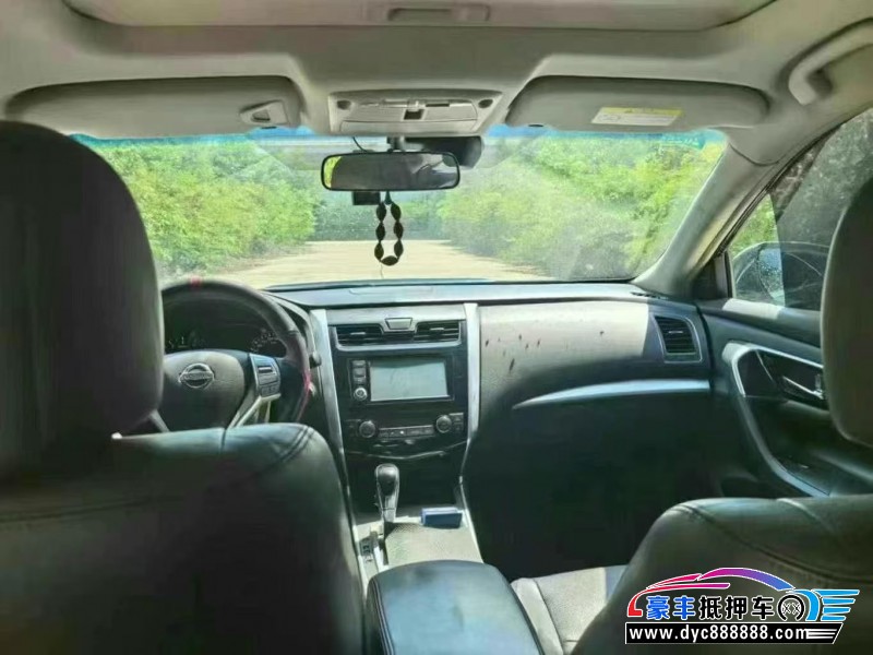 17年日产天籁轿车抵押车出售