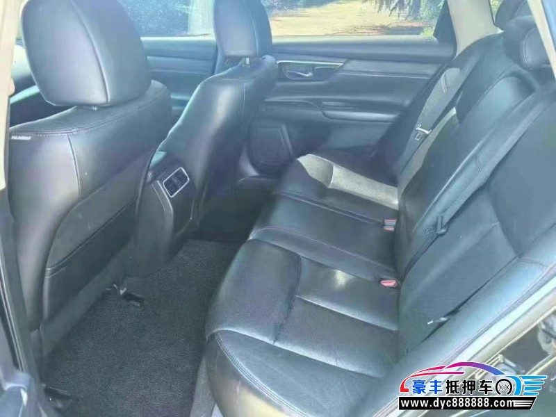 17年日产天籁轿车抵押车出售