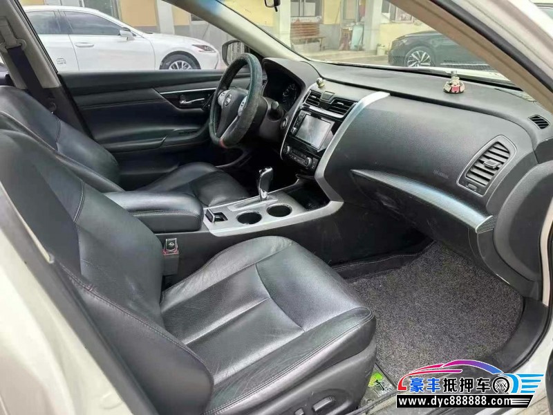 17年日产天籁轿车抵押车出售